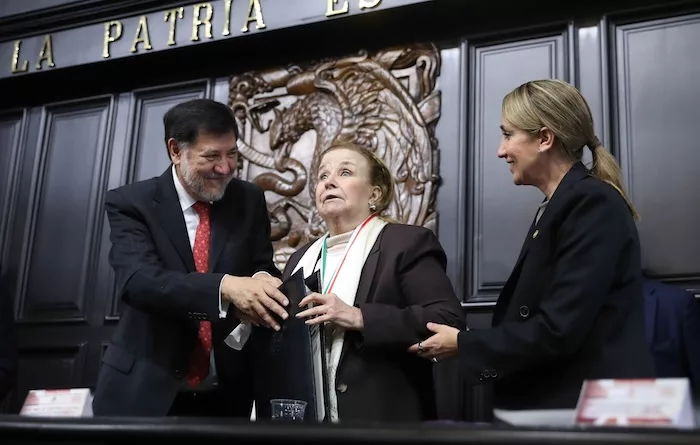 Entrega Senado a Ninfa María Deándar Martínez la Medalla Belisario Domínguez