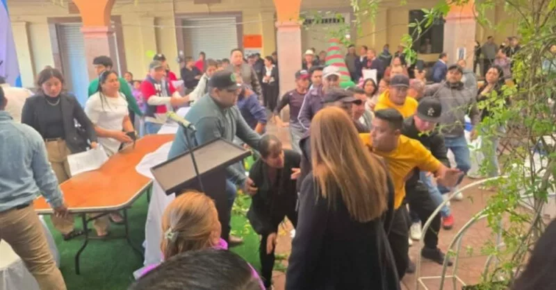 Escándalo en Santo Tomás de los Plátanos: Alcalde electo escapa durante su toma de protesta