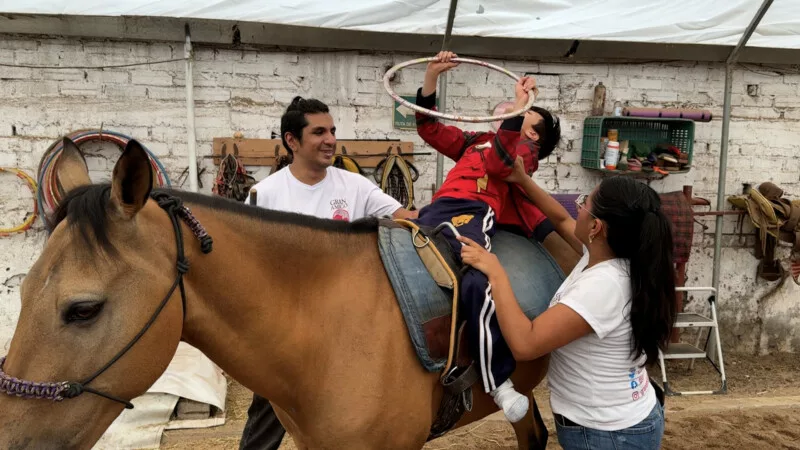 Alumnas de la Facultad de Medicina de la UNAMApoyan a Centro de Equinoterapia