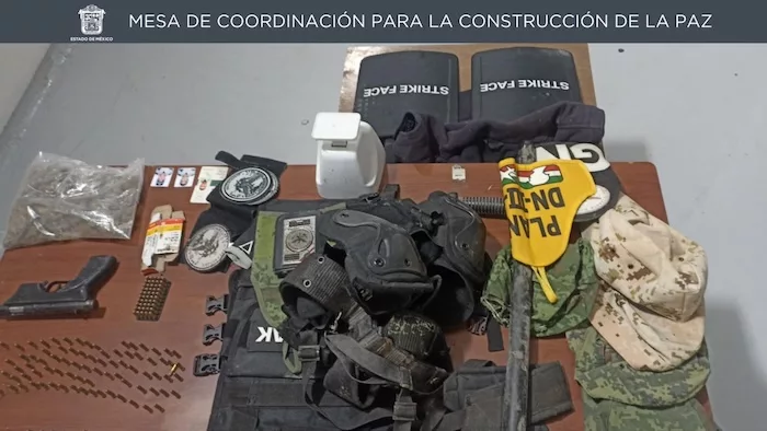 Secretaría de Seguridad del EdoMéx y Fiscalía estatal realizan cinco cateos: recuperan vehículos, narcóticos y armas