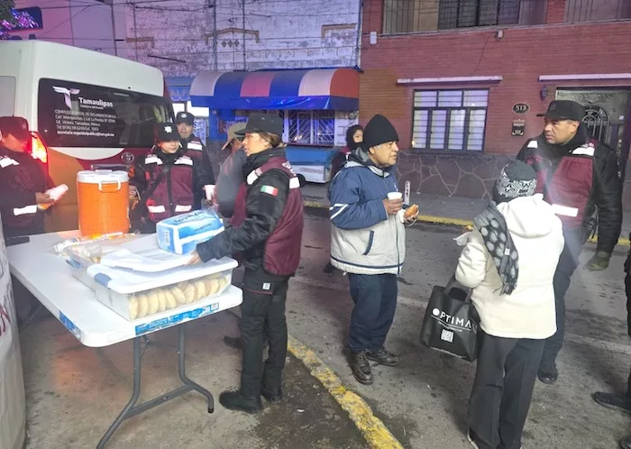 Entrega Guardia Estatal de Género alimentos y bebidas calientes a familias en hospitales de Ciudad Victoria