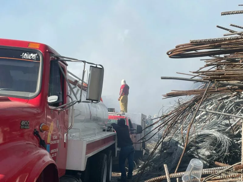 Incendio Prolongado en Depósito de Desperdicio Industrial en Límites de Xonacatlán y Lerma