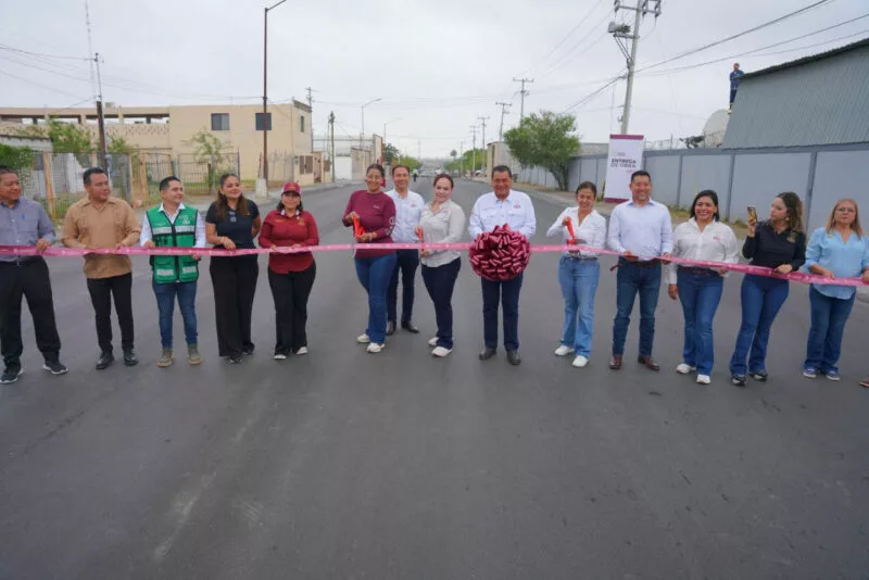 Carmen Lilia Canturosas Villarreal da el banderazo de arranque y  entrega de obras de carpeta  asfáltica