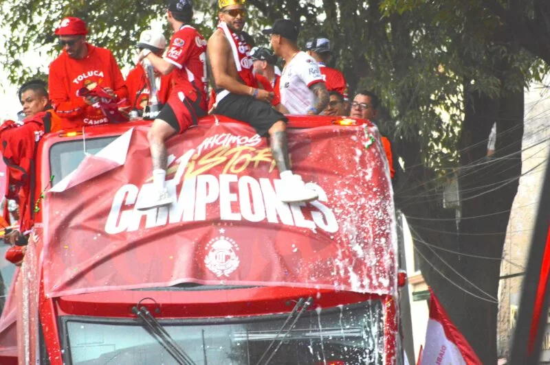 ¡El infierno se desbordó de alegría! Toluca celebra su título 11 con un desfile inolvidable
