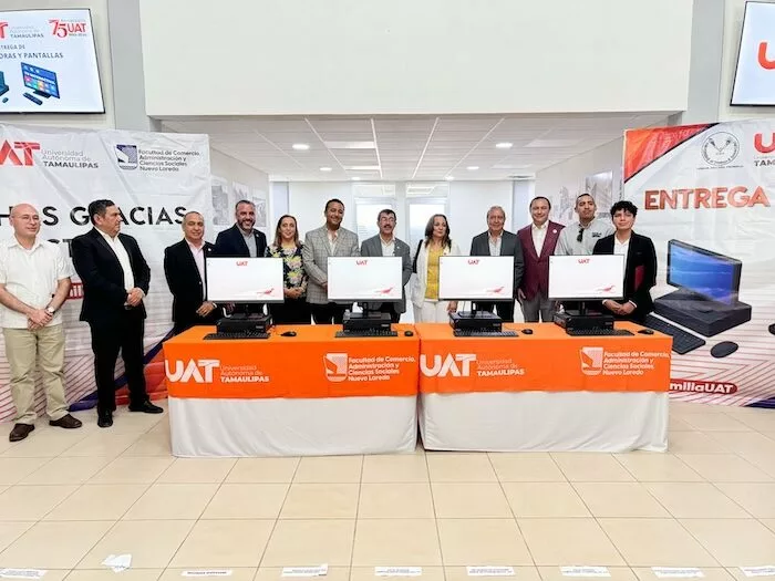 Entrega rector de la UAT equipamiento a universitarios de Nuevo Laredo
