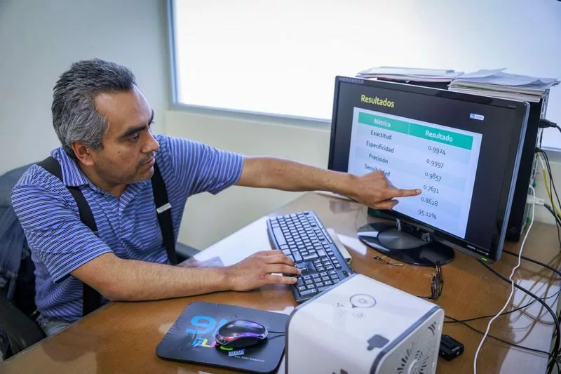 Investigador UAEMéx utiliza técnicas avanzadas de procesamiento de imágenes para detección y conteo de glóbulos blancos en muestras de sangre