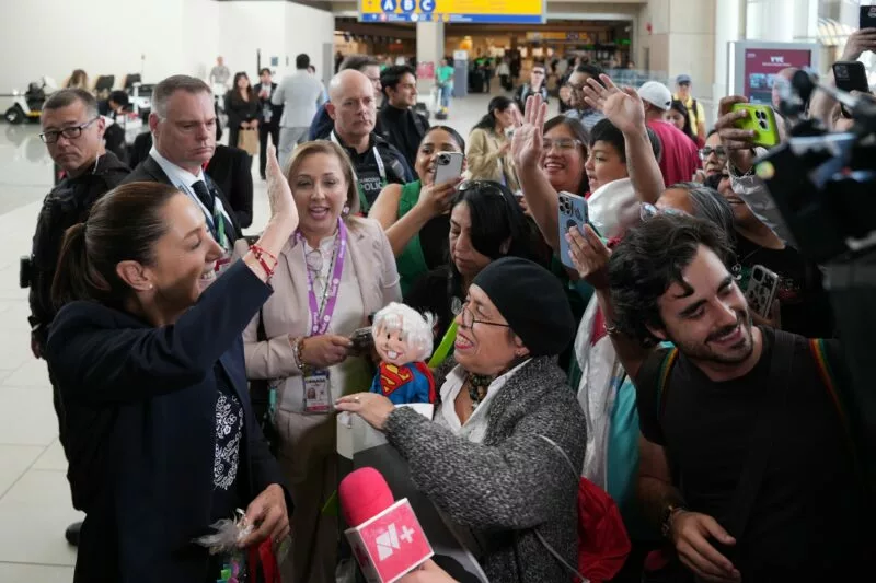 Mexicanos recibieron con gran emoción a la Presidenta Claudia Sheinbaum a su llegada a Canadá