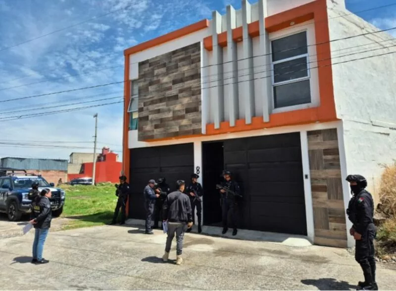 Aseguran Policía de Toluca y Fiscalía tres vehículos robados durante cateo