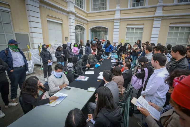 Con rostros ocultos dirigentes estudiantiles de la UAEMéx negocian y discuten