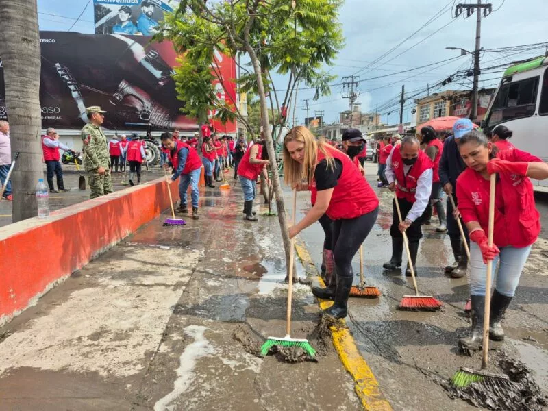 Ana Muñiz Neyra encabeza labores de limpieza y ayuda  a familias afectadas en San Mateo Atenco