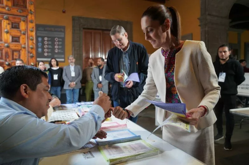 Claudia Sheinbaum acude a votar y aclama que “Viva la Demogracia”
