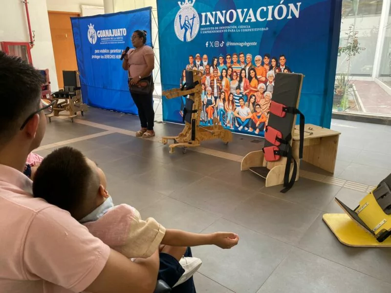 Entregan dispositivo que impulsa la dignidad de la persona a 4 beneficiarios