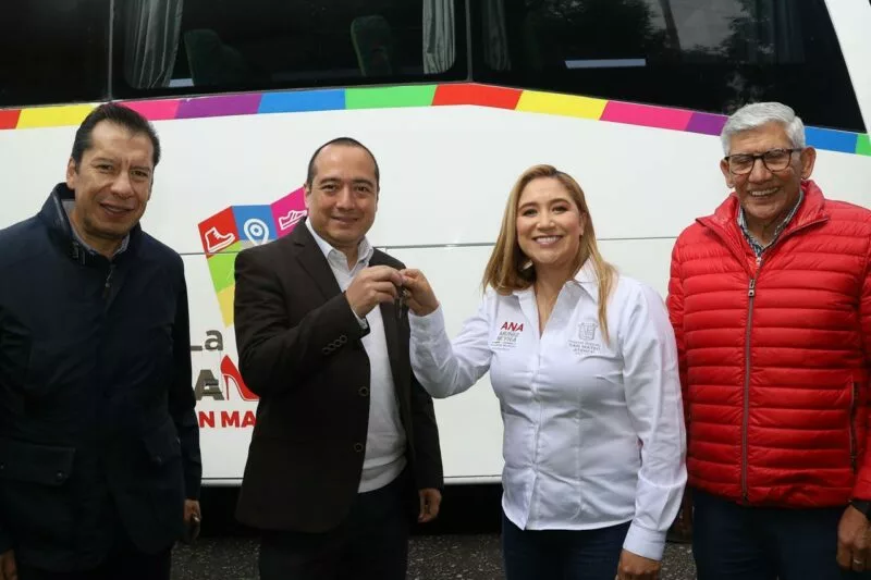 Ayuntamiento de San Mateo Atenco recibe en donación un segundo autobús para actividades culturales y deportivas