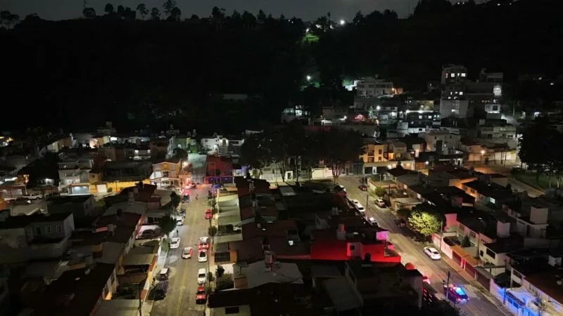 Toluca llena de luz a la colonia Rancho La Mora con 600 luminarias,  alcalde entrega luminarias