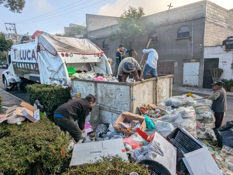Retiran cochinero  en colonia La Unión de Toluca suman más de 20 toneladas de basura