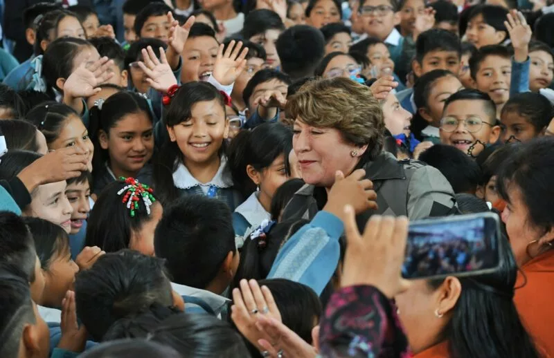 Arranca ciclo escolar con 2.8 millones de estudiantes en EdoMéx; Gobernadora Delfina Gómez entrega útiles escolares y presenta protocolo Mochila de Paz
