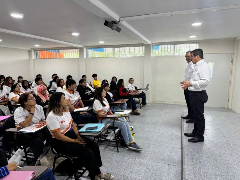 La UAT y gobierno de Nuevo Laredo entregan obras a universitarios