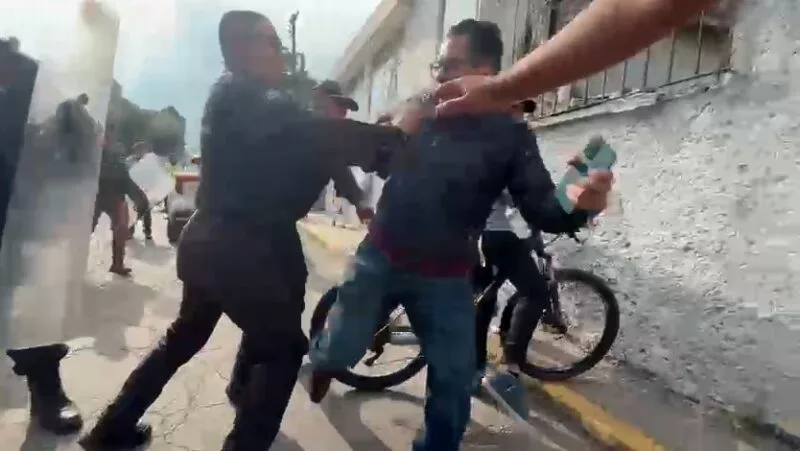 Policías municipales de Toluca agreden a periodistas en la marcha del 2 de octubre