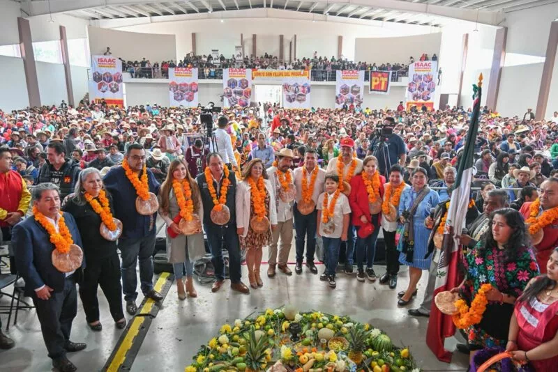 Isaac Hernández rinde informe legislativo con enfoque social
