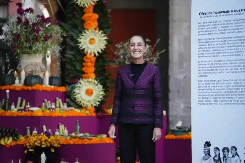 La presidenta Claudia Sheinbaum honra a las ancestras mexicanas en la ofrenda de Día de Muertos en Palacio Nacional 
