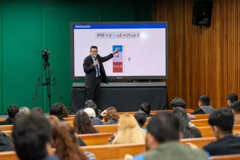 Expertos en economía imparten conferencias en la UAT