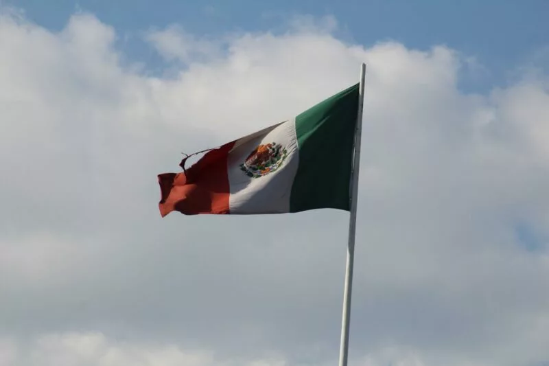 La bandera nacional se desgarra en el Palacio de Gobierno del Estado mexiquense