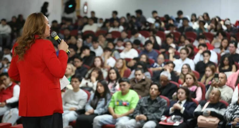 Cristina Ruiz escucha a los jóvenes que ven a un México sin rumbo