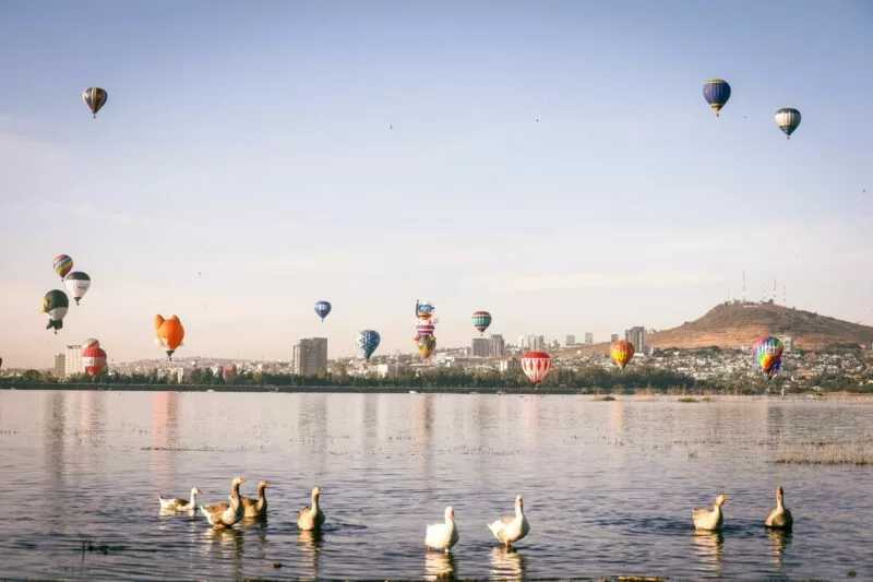 Disfrutan miles de familias del Viernes de la Gente en el Festival Internacional del Globo de León