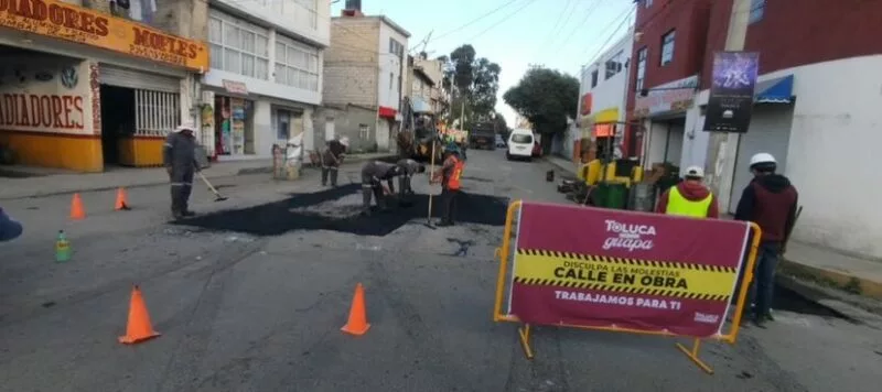 Avanza Toluca en rehabilitación de calles con acciones de bacheo en beneficio de la población