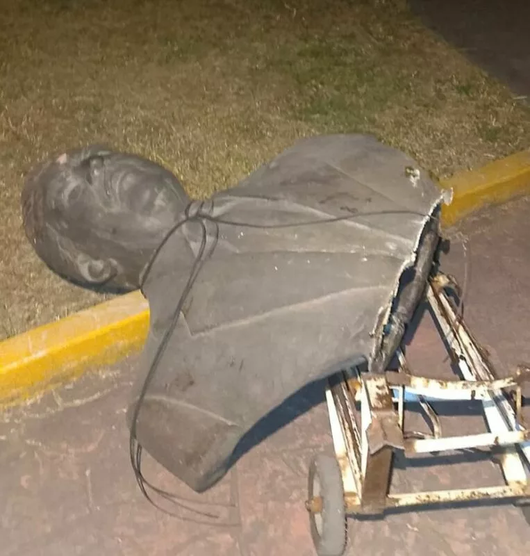 Detiene policía municipal a trío que arrancaba busto en Toluca