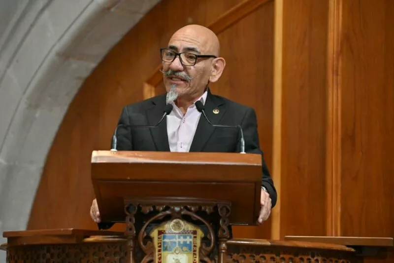 Luis Valdeña trabaja y legisla por el bienestar de niñas adolescentes y mujeres