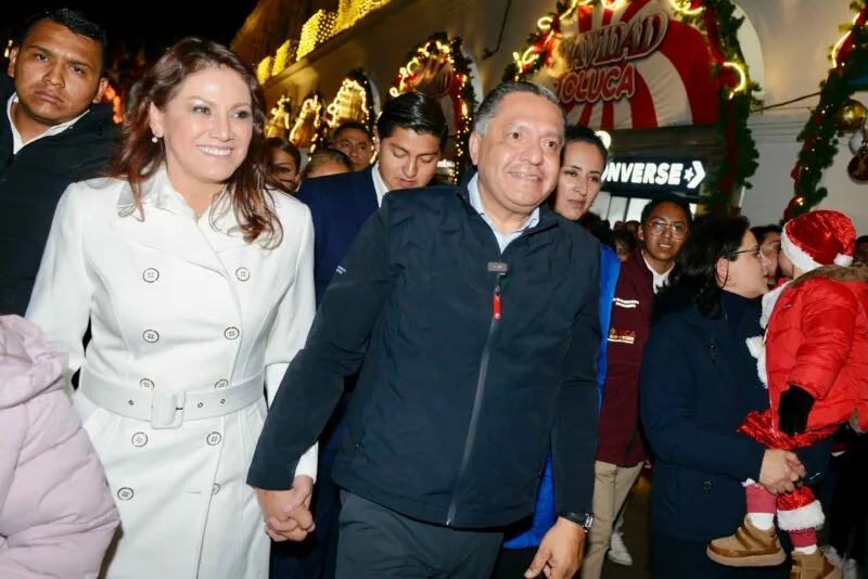Ricardo Moreno convierte el centro histórico en un festival de luz con el encendido del Árbol Navideño