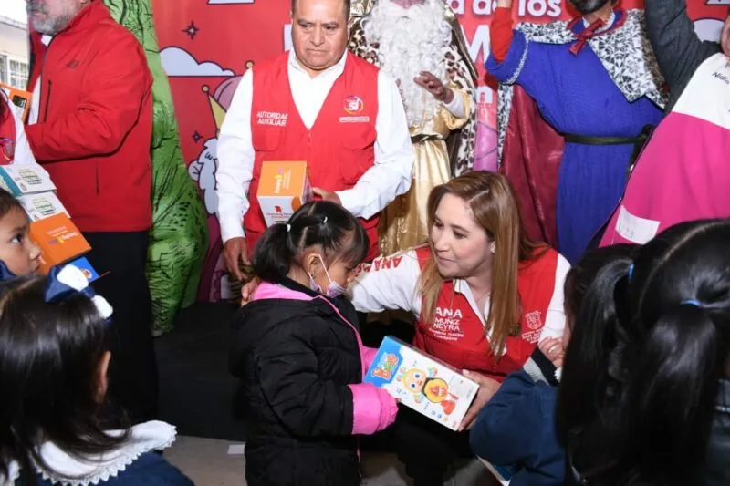 Reparte Ana Muñiz y el Dif de San Mateo Atenco mas de 15 mil juguetes en 38 escuelas públicas
