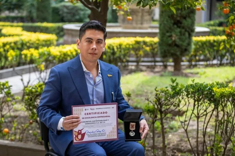 Docente de la UAEMéx es distinguido con Premio Mexiquense a la Excelencia Empresarial 2024