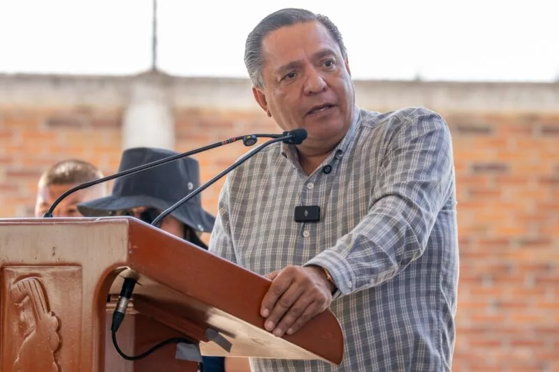 Transforma Ricardo Moreno entorno escolar de la Secundaria Francisco Villa con nuevo arcotecho