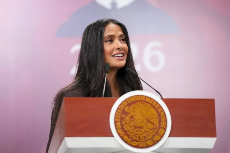 Salma Hayek Pinault, reconoció a la Presidenta por su visión para apoyar al cine mexicano