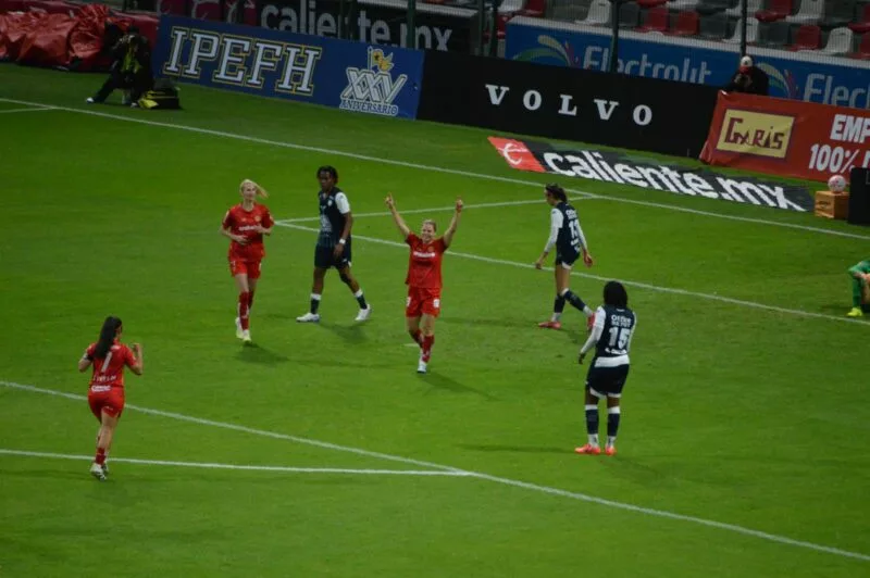 Diablas rescatan empate en casa.