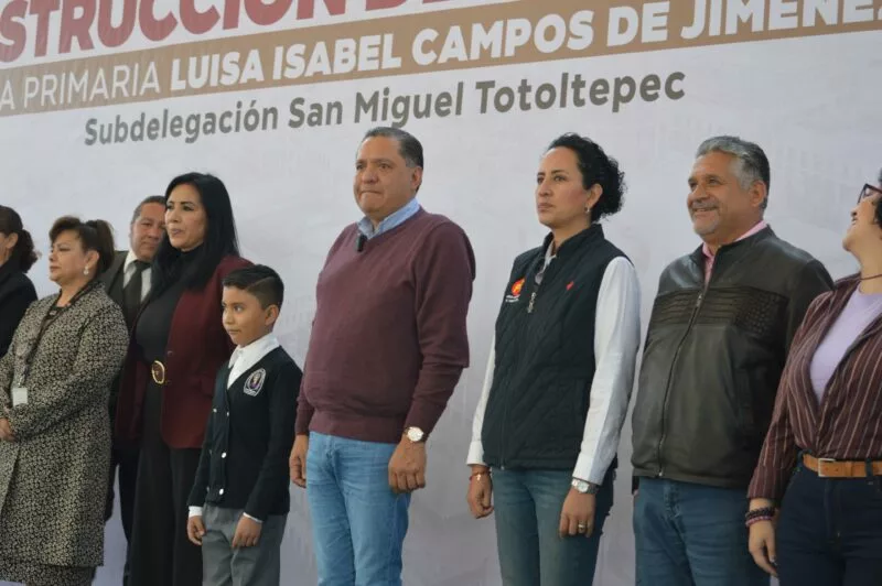 Entrega Ricardo Moreno arcotecho en beneficio de alumnos de la Primaria Luisa Isabel Campos