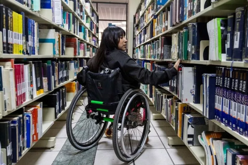 La inclusión no solo se construye con rampas, sino con sensibilidad y respeto: el testimonio de María Ávila Santamaría, universitaria usuaria de silla de ruedas