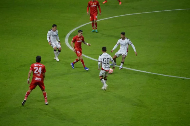 Diablos y Atlas tras un emocionante partido, igualaron 1-1 en el Nemesio Diez