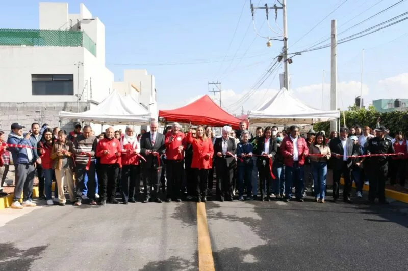 Ana Muñiz Neyra supervisa  la calle De las Flores, en el Barrio de San Francisco, pavimentada recientemente