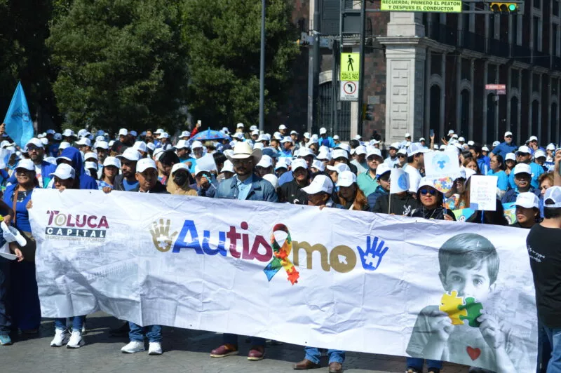 Marchan en Toluca y exigen a la gobernadora Delfina Gómez atención integral al autismo