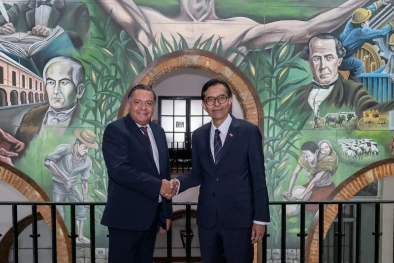 Trazan Ricardo Moreno y embajador de Indonesia ruta de cooperación cultural, educativa y comercial
