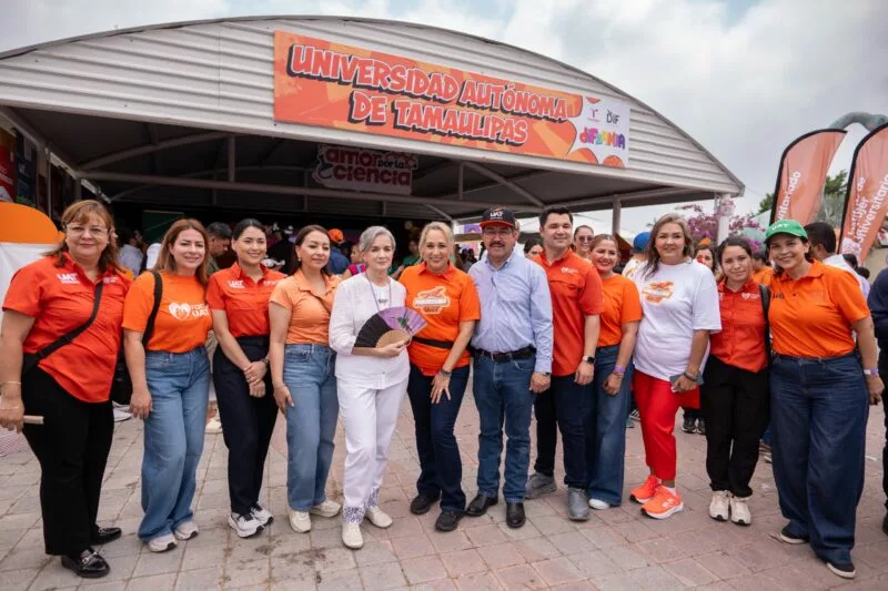 Rodeado de niños alegres, el gobernador Américo y el rector Dámaso Anaya disfrutaron de las amenidades de la UAT en el DIFzania 2026