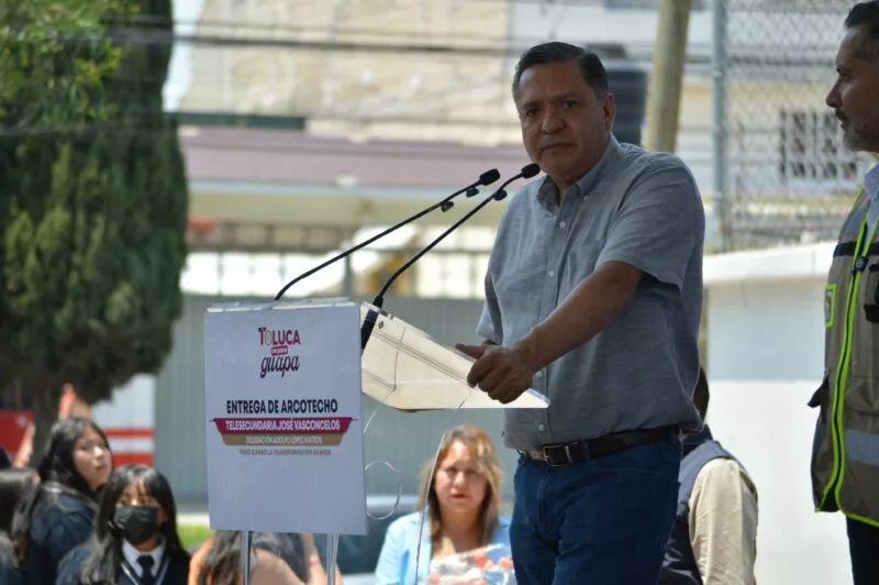 Ricardo Moreno entrega arco techo en tele secundaria de Toluca y llama a fortalecer valores desde la familia