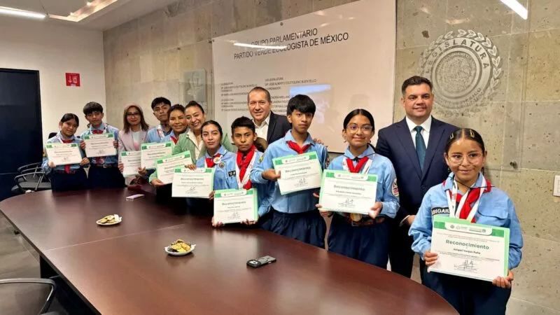 Reconoce Héctor García a jóvenes de Joquicingo ganadores nacionales en robótica
