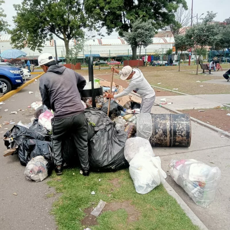 Llama Ricardo Moreno a la participación ciudadana para evitar tirar basura en parques, calles y jardines
