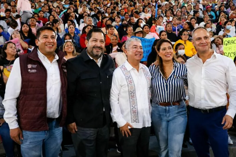 Presencia Francisco Vázquez entrega de tarjetas para mujeres en Texcoco