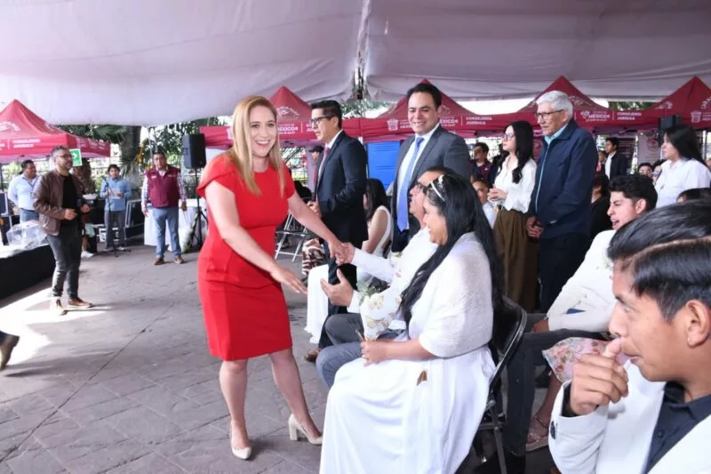 San Mateo Atenco cierra con éxito las Caravanas por la Justicia Social con la unión civil de 60 parejas.