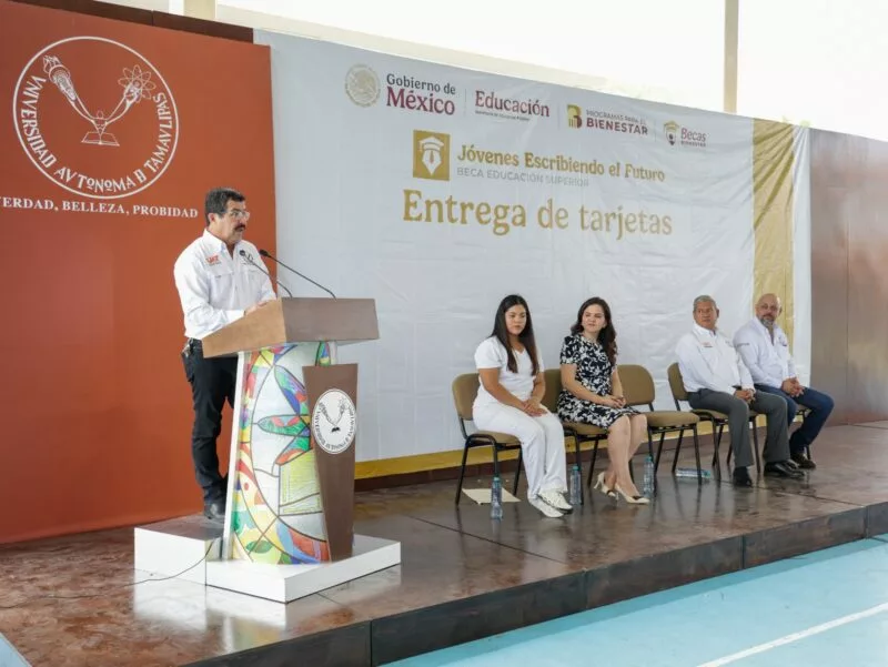 Encabeza el rector Dámaso Anaya entrega de becas a 493 estudiantes de la UAT
